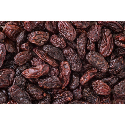 Nahaufnahme von vielen dunklen, getrockneten weinbeeren jumbo leicht geölt, ideal als vegane Früchte zum Backen oder Kochen.