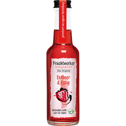 Fruchtwerker Erdbeer & Essig Flasche freigestellt vor weißem Hintergrund, das Etikett ist vollständig sichtbar.