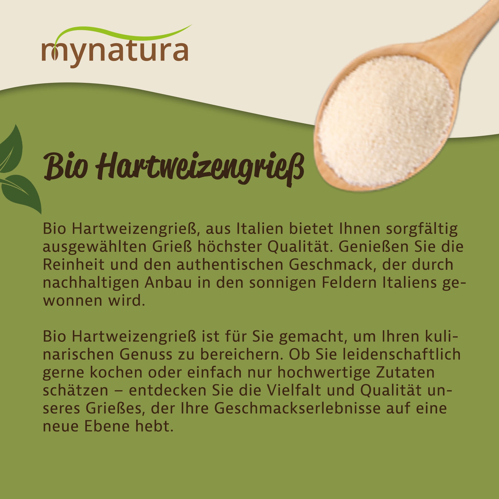 Nahaufnahme eines Holzlöffels mit Hartweizengrieß, daneben Text zur Herkunft und Qualität, geeignet zum Backen und Kochen.
