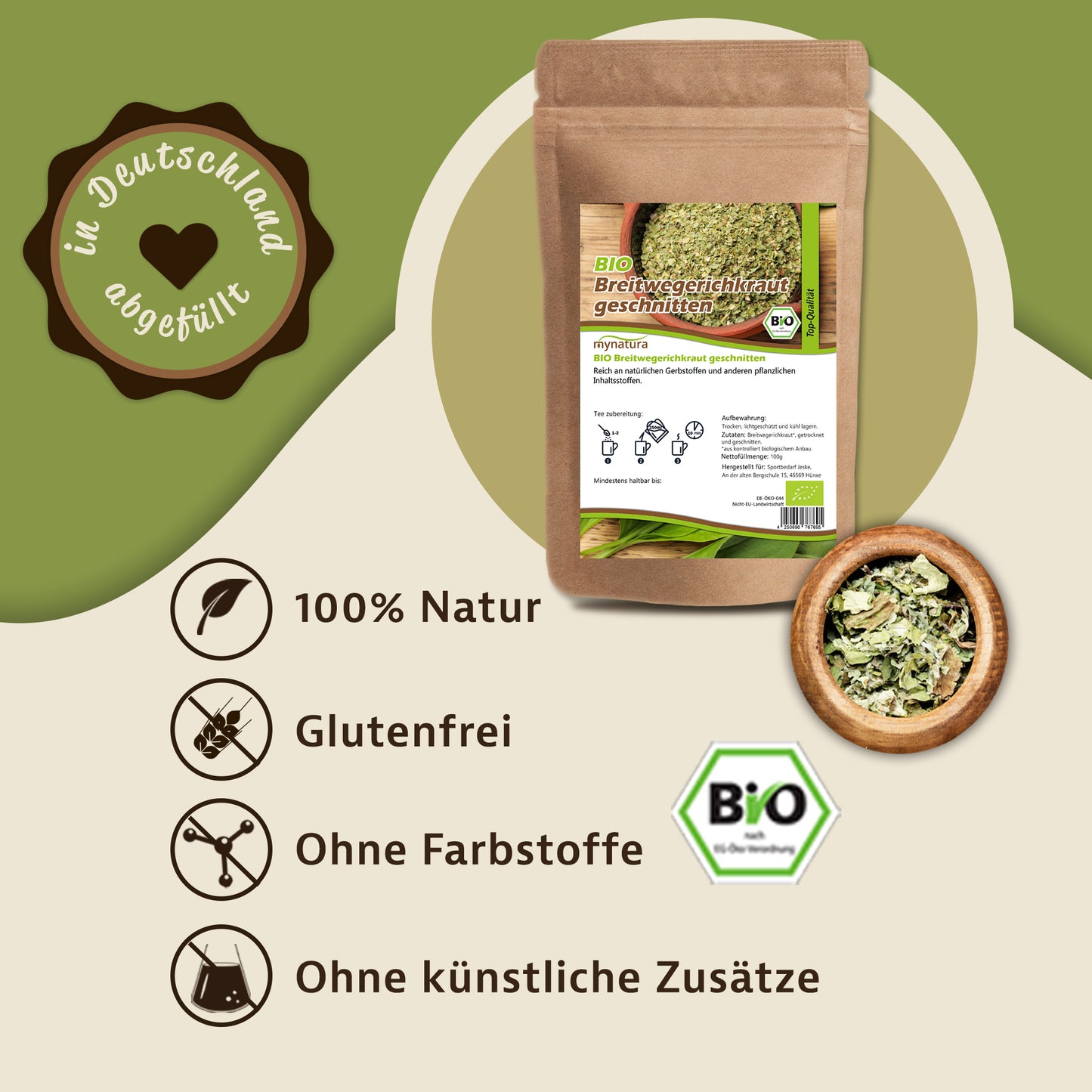 Produktbild von mynatura geschnittenem Breitwegerichkraut im Beutel, daneben eine Holzschale mit getrockneten Kräutern und Icons zu Produkteigenschaften.