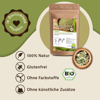 Produktbild von mynatura geschnittenem Breitwegerichkraut im Beutel, daneben eine Holzschale mit getrockneten Kräutern und Icons zu Produkteigenschaften.