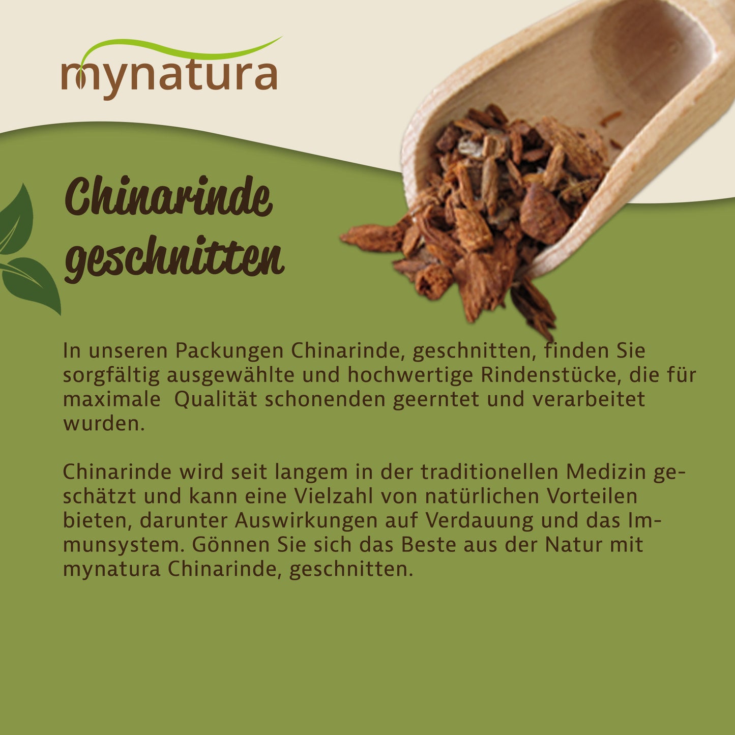 Nahaufnahme geschnittene Chinarinde in Holzschaufel, oben rechts im Bild, auf grünem Hintergrund mit Produktbeschreibung.