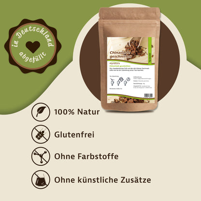 Produktbeutel Mynatura Chinarinde geschnitten auf grün-beigem Hintergrund, daneben Icons für 100% natürliches Rohprodukt, glutenfrei, ohne Farbstoffe und künstliche Zusätze.