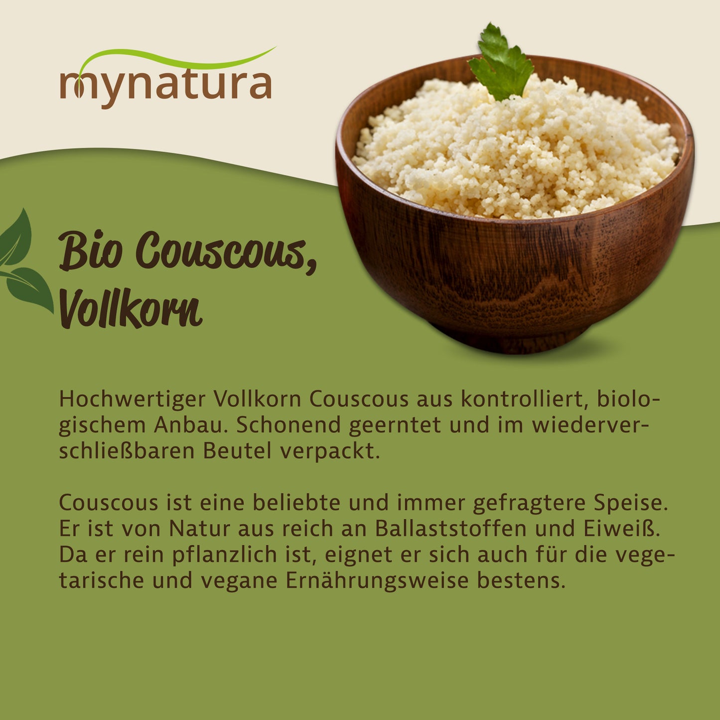 Holzschale mit gekochtem Vollkorn Couscous auf grünem Hintergrund, daneben Text zu Zutaten fürs Müsli und Kochen, oben Mynatura-Logo.
