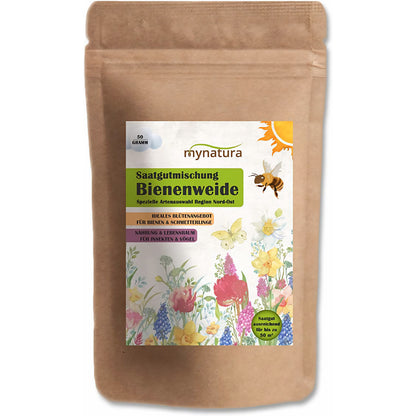 Frontalansicht des Standbeutels Mynatura Bienenweide Nord-Ost mit farbigem Etikett und Illustrationen von Blumen und Bienen auf weißem Hintergrund.