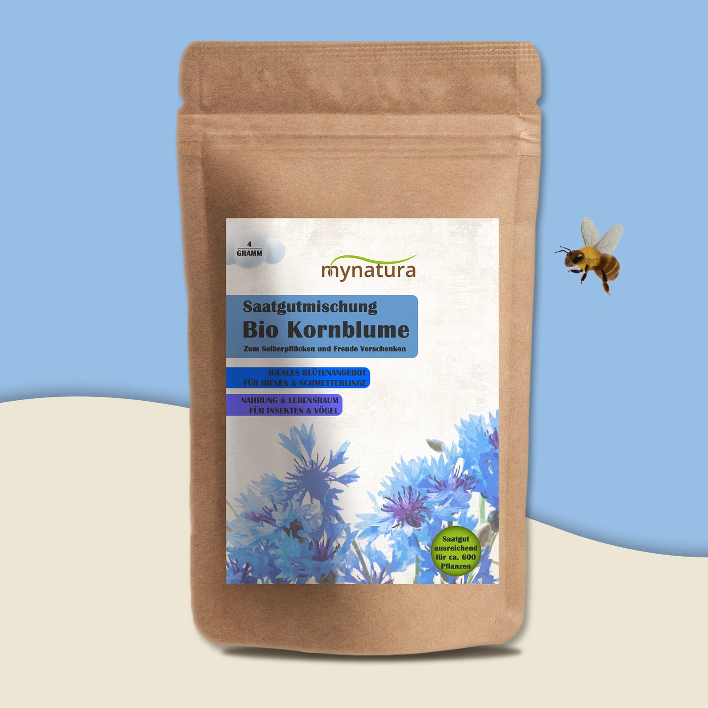 Vorderseite der Mynatura Bio Kornblume Saatgutmischung auf blau-beigem Hintergrund, daneben eine fliegende Biene.