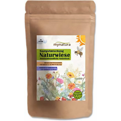 Frontalansicht des verschlossenen Standbeutels Mynatura Saatgutmischung Naturwiese mit Etikett und Blumenillustration.