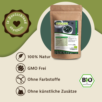 spirulina tabletten beutel von mynatura vor grünem Hintergrund, daneben Symbole und Hinweise zu natürlichen, hochwertigen mikroalgen