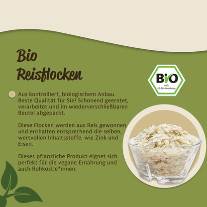 Glas-Schale mit hellen Reisflocken als glutenfreie Getreideflocken fürs Frühstück, daneben Bio-Siegel auf grünem Hintergrund.