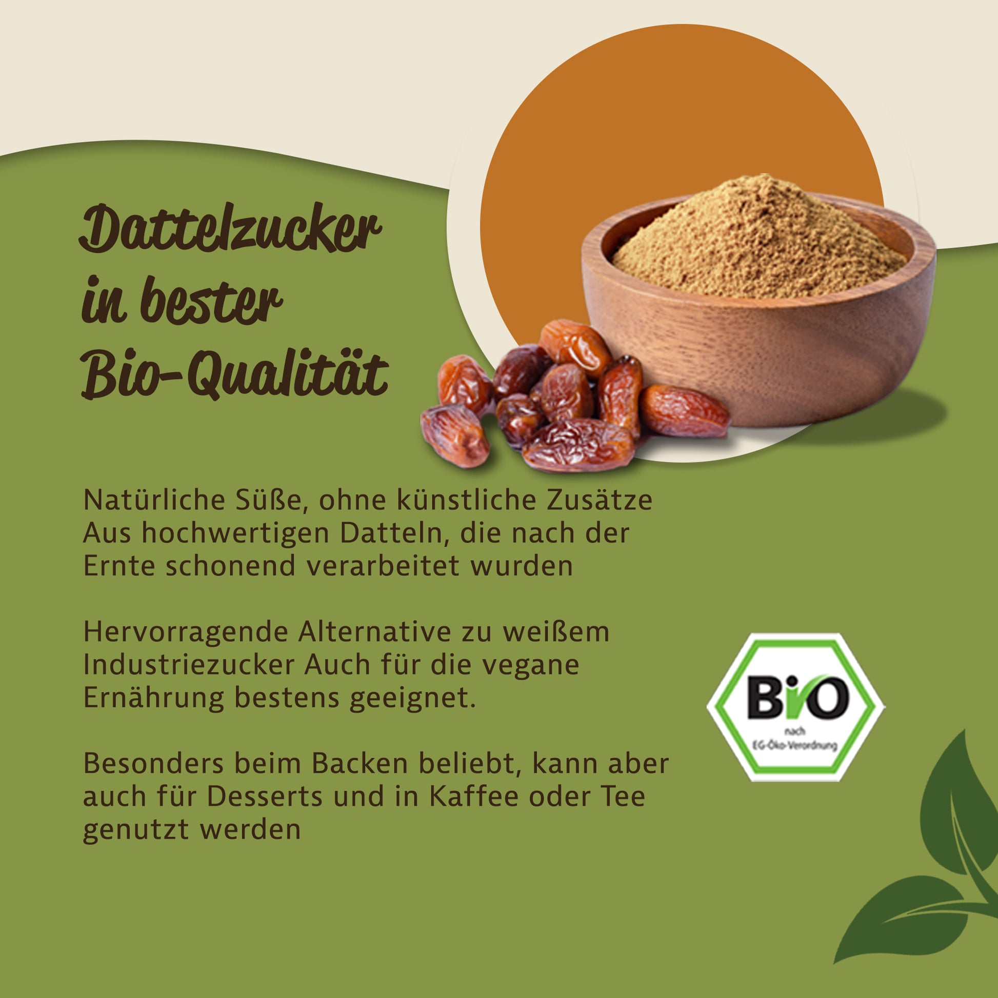 Holzschale mit gemahlenem Dattelzucker und daneben liegende getrocknete Datteln, daneben Text zu Bio-Qualität und Verwendung als zuckerersatz.