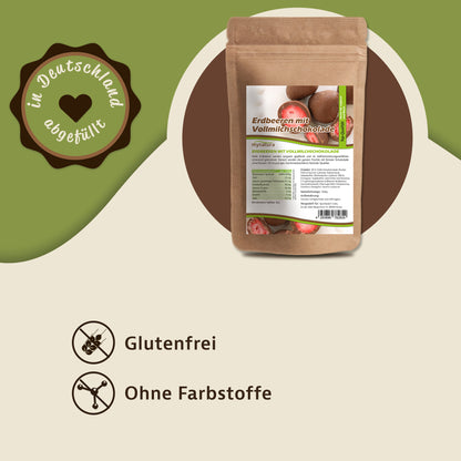 Beutel mynatura Erdbeeren, gefriergetrocknet, in Vollmilchschokolade auf grafischem Hintergrund mit Symbolen für glutenfrei und ohne Farbstoffe.