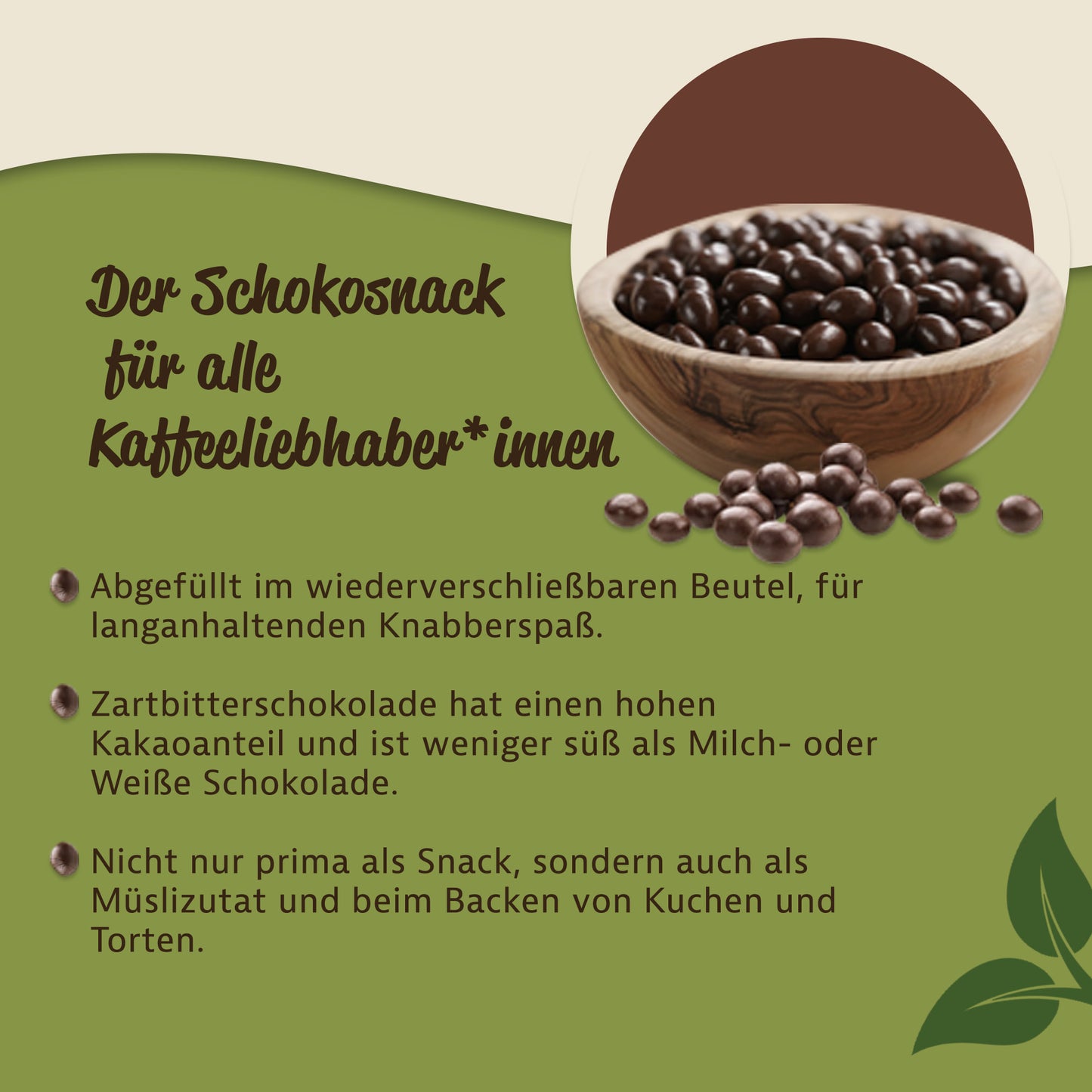 Holzschale gefüllt mit Kaffeebohnen in Zartbitterschokolade als schokosnack, daneben einige Bohnen auf grünem Hintergrund.