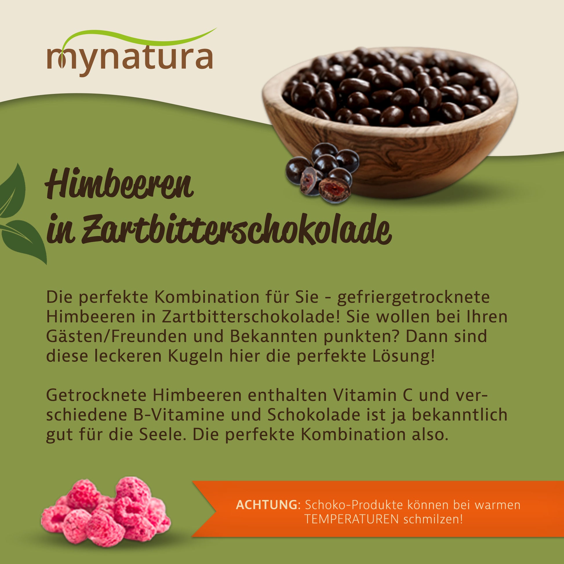 Holzschale mit schokolierten Himbeeren, daneben aufgeschnittene gefriergetrocknete Früchte in Zartbitterschokolade als Snack.