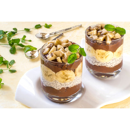 Zwei Gläser Schokopudding mit Chiaschicht und Bananenscheiben, dekoriert mit Minze, ideal als Dessert oder für protein pancakes und pudding