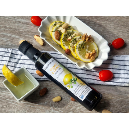 Fruchtwerker Olivenöl mit Zitrone 250ml auf einem Holztisch neben Zitronenscheiben mit Nüssen, Tomaten und einem Schälchen mit Zitronenstück, ideal zum Kochen.