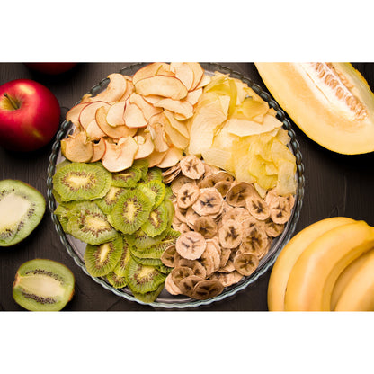 Runde Platte mit gemischten Trockenfrüchten, darunter Bananenchips, Apfelchips und getrocknete Kiwi, umgeben von frischem Obst.