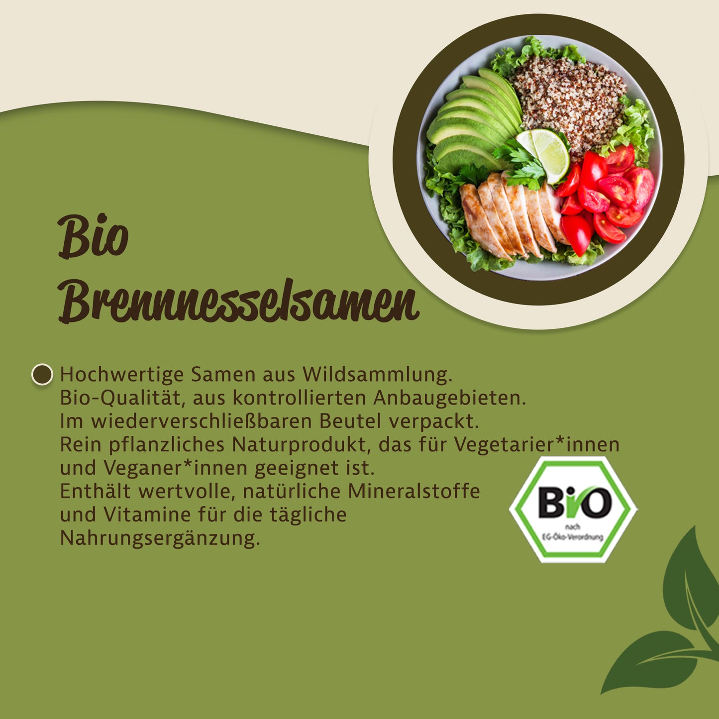 Salatschüssel mit Avocado, Tomaten, Quinoa, Hähnchen und grünen Blättern, angerichtet mit brennnesselsamen als Topping auf frischem Salat.