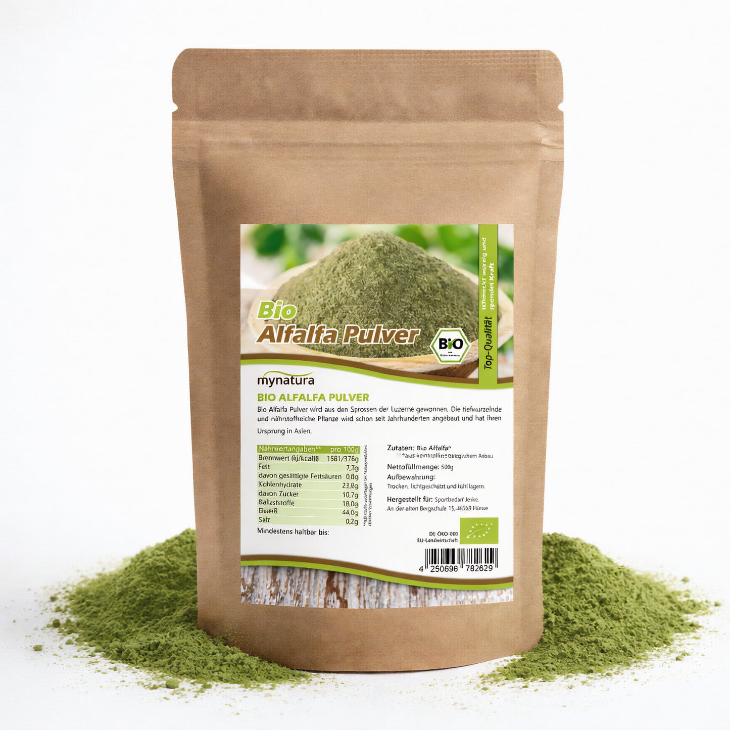 Beutel mit Mynatura Bio Alfalfa Pulver 500g, braune Verpackung mit Etikett, umgeben von grünem pulver auf weißem Untergrund.