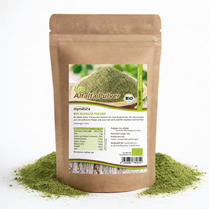 Beutel mit Mynatura Bio Alfalfa Pulver 500g, braune Verpackung mit Etikett, umgeben von grünem pulver auf weißem Untergrund.