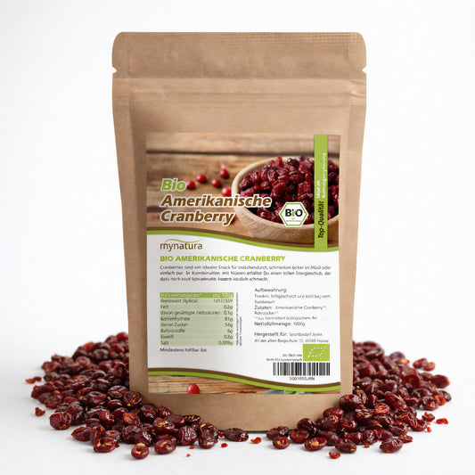 Beutel mit Bio amerikanische Cranberries von Mynatura, umgeben von getrockneten Cranberry Früchten auf weißem Hintergrund, Vorderseite mit Produktetikett sichtbar