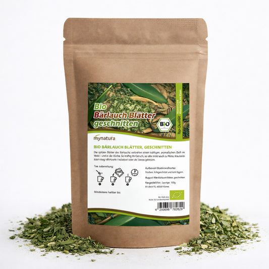 Beutel mit Mynatura Bio Bärlauch Blätter geschnitten, 100g, auf weißem Hintergrund, umgeben von geschnittenen Bärlauch-Kräutern.