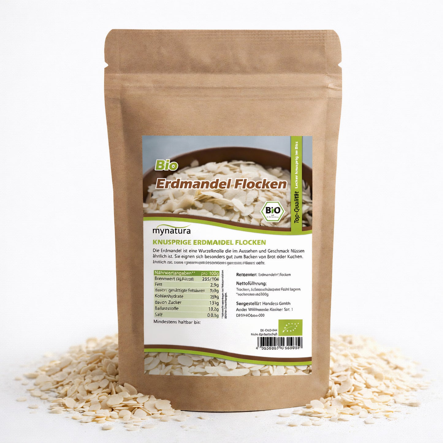 Beutel mit mynatura Bio Erdmandel Flocken, stehend auf weißem Untergrund, umgeben von verstreuten Erdmandelflocken als Zutaten fürs Müsli oder zum Backen.