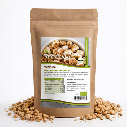 Beutel Mynatura Bio Erdmandeln ganz 1000g auf weißem Hintergrund, umgeben von losen Erdmandeln als Snacks oder zum Backen geeignet.