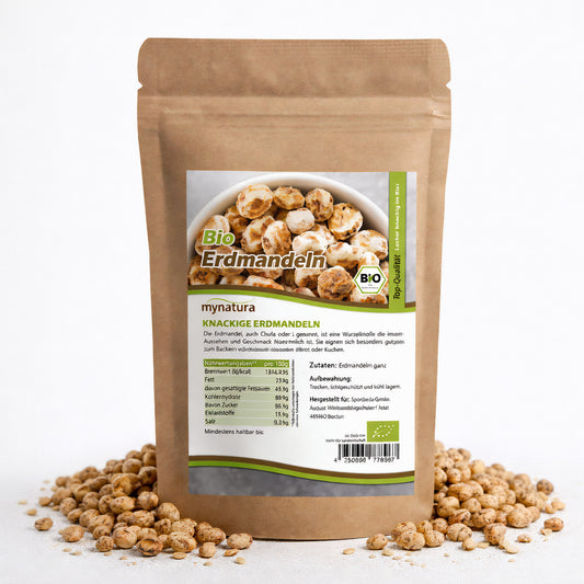 Beutel Mynatura Bio Erdmandeln ganz 1000g auf weißem Hintergrund, umgeben von losen Erdmandeln als Snacks oder zum Backen geeignet.