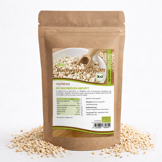 Beutel mit Bio gepufftem Buchweizen von Mynatura, 350g, auf weißem Untergrund, umgeben von losem Buchweizen als knuspriger Snack und vielseitige Zutat fürs Müsli.
