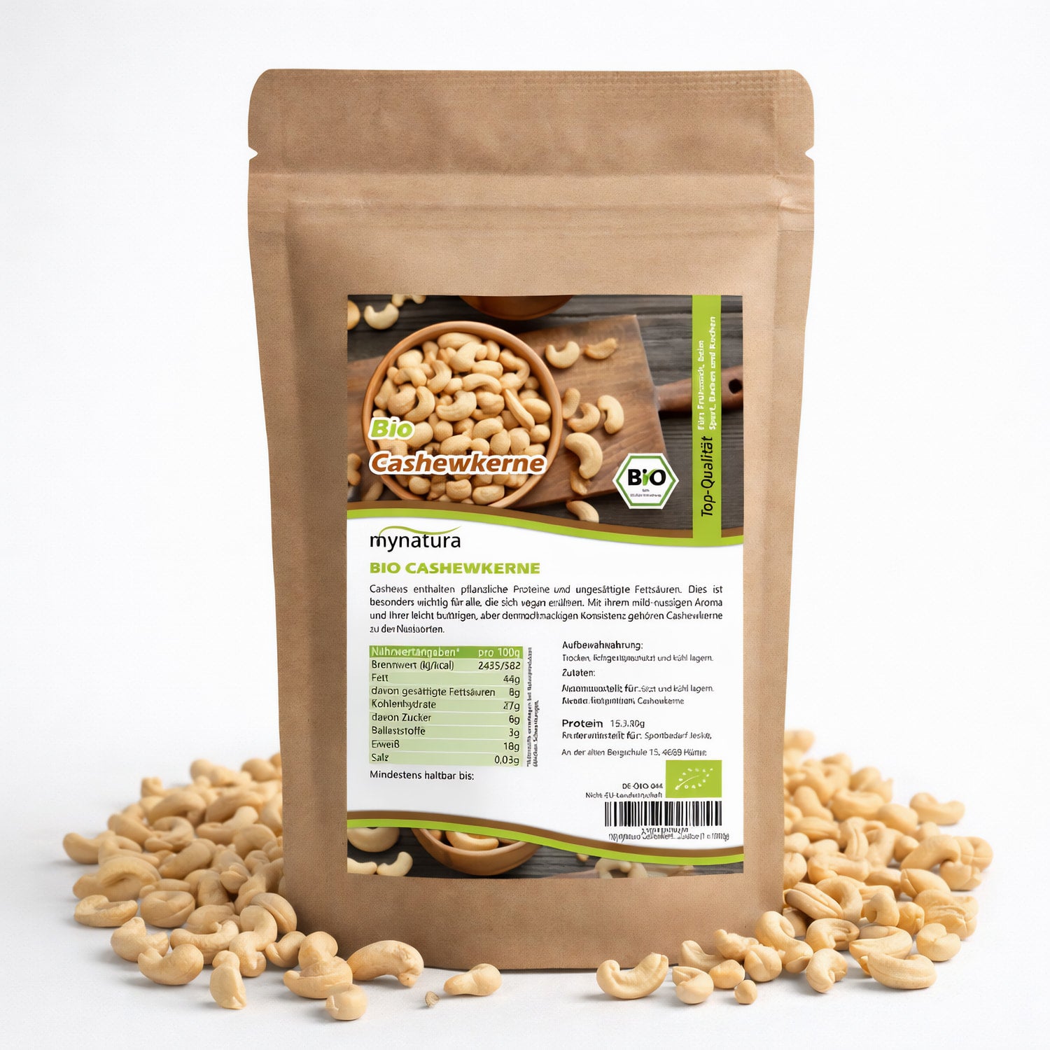 Beutel mit Bio Cashewkerne von mynatura, umgeben von losen Cashewkerne, Vorderseite mit Produktetikett und Nährwertangaben, geeignet als snacks oder für frühstück.