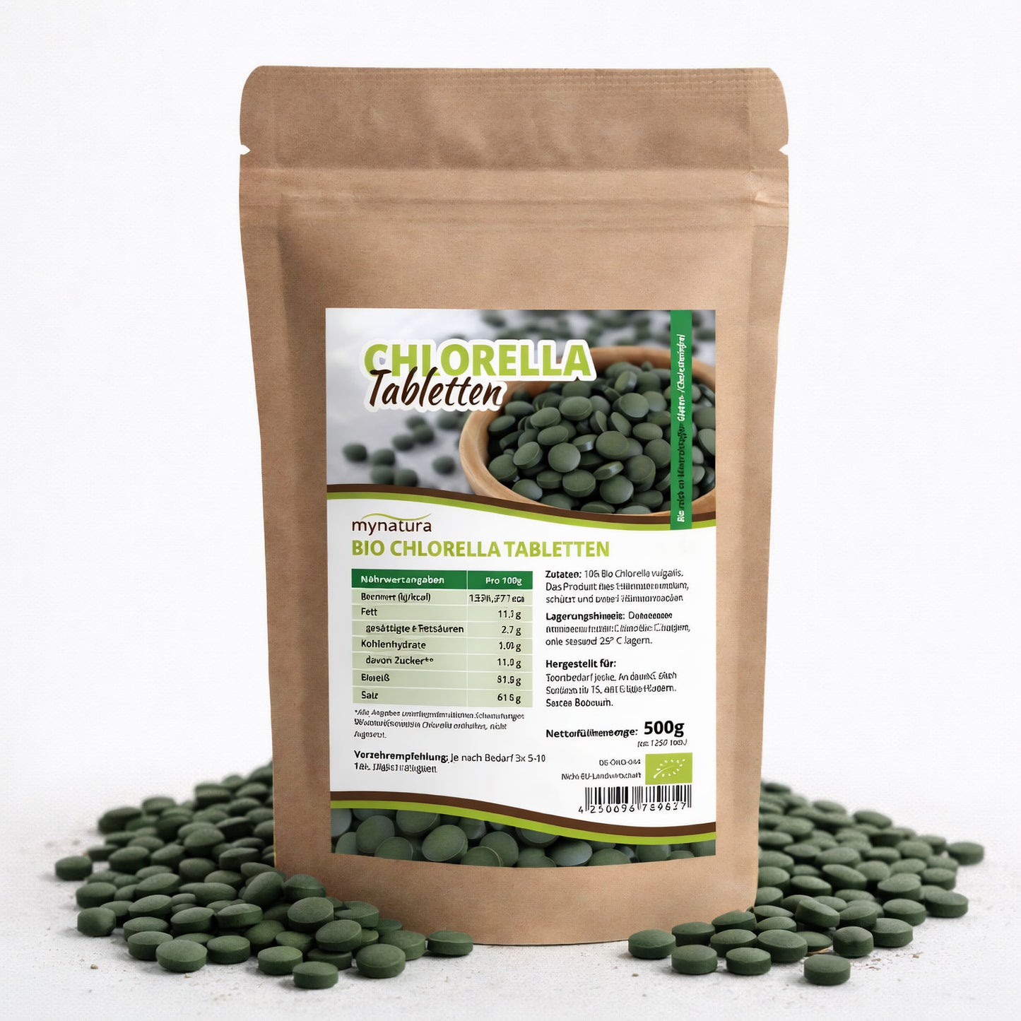 Beutel mit mynatura Bio Chlorella Tabletten 500g, braune Verpackung mit Sichtfenster und grünem Etikett, Tabletten liegen verstreut davor.
