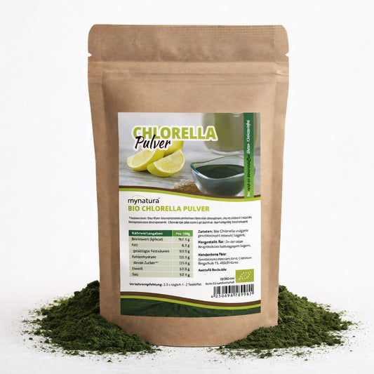 Beutel Mynatura Bio Chlorella Algenpulver 250g auf grünem Pulver, Vorderseite mit Etikett und Nährwertangaben sichtbar.