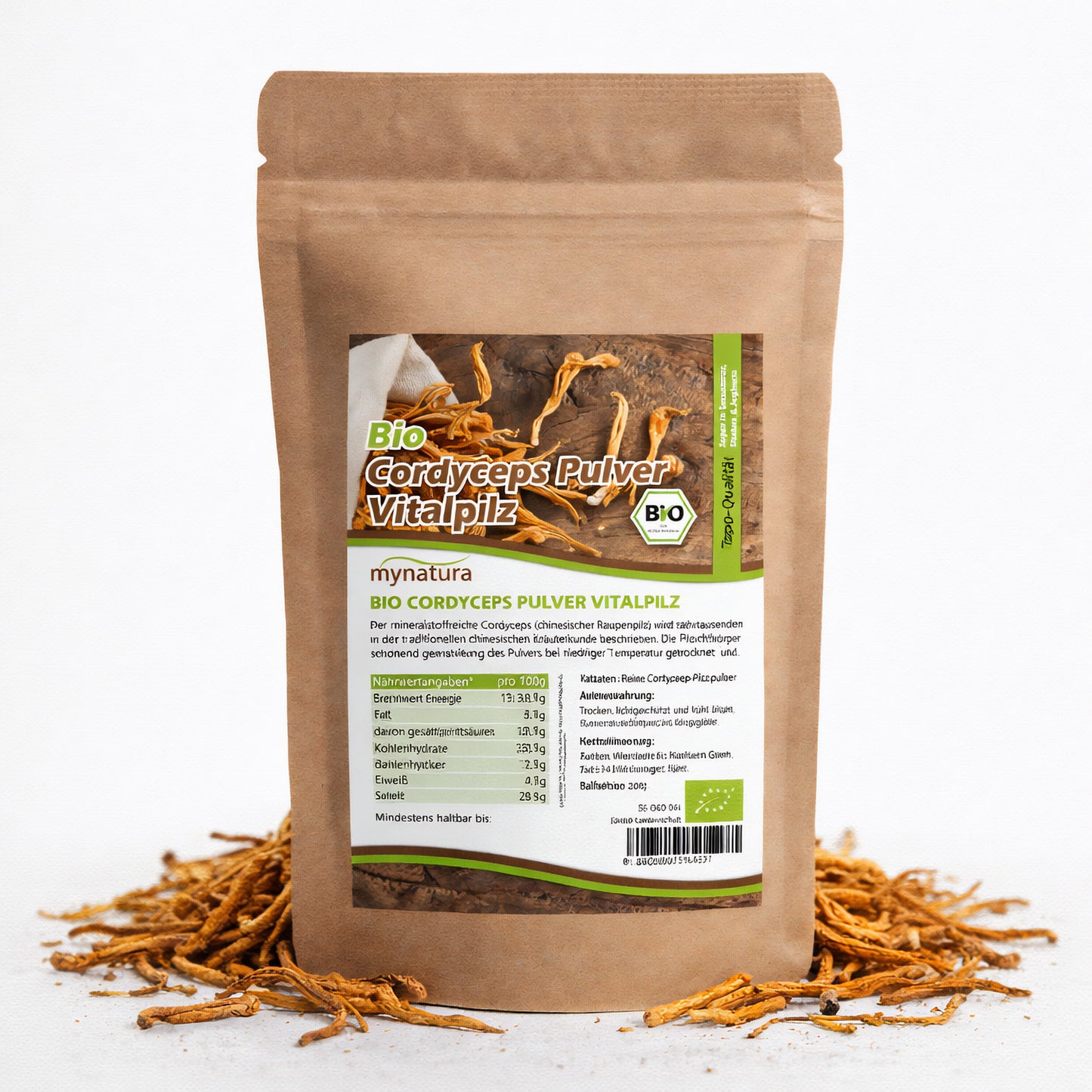 Beutel mit mynatura Bio Cordyceps Pilzpulver 200g, stehend auf weißem Hintergrund, umgeben von getrockneten cordyceps vitalpilzen