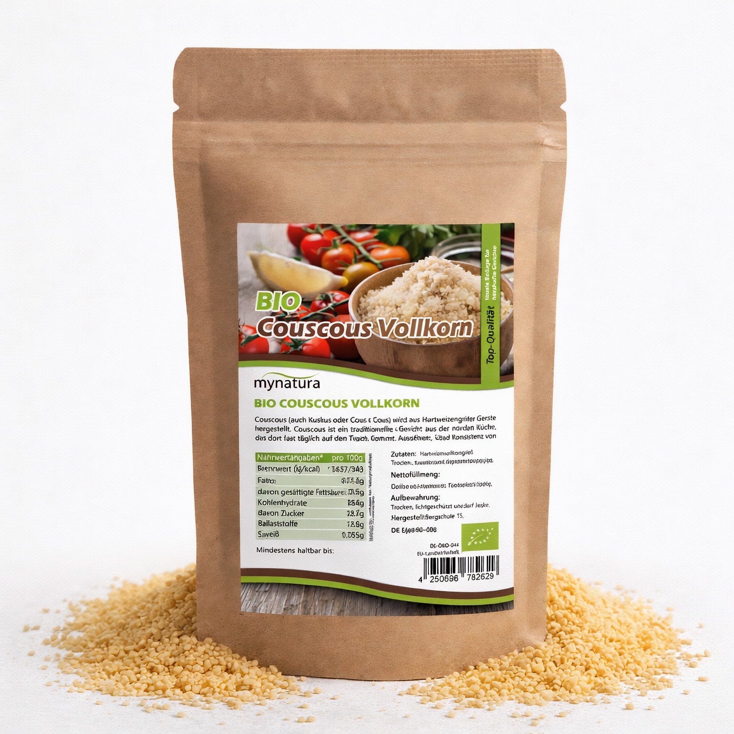 Beutel Bio Vollkorn Couscous von Mynatura auf weißem Hintergrund, umgeben von losem Couscous, Etikett mit Zutaten und Nährwertangaben sichtbar, geeignet zum Kochen und Backen.