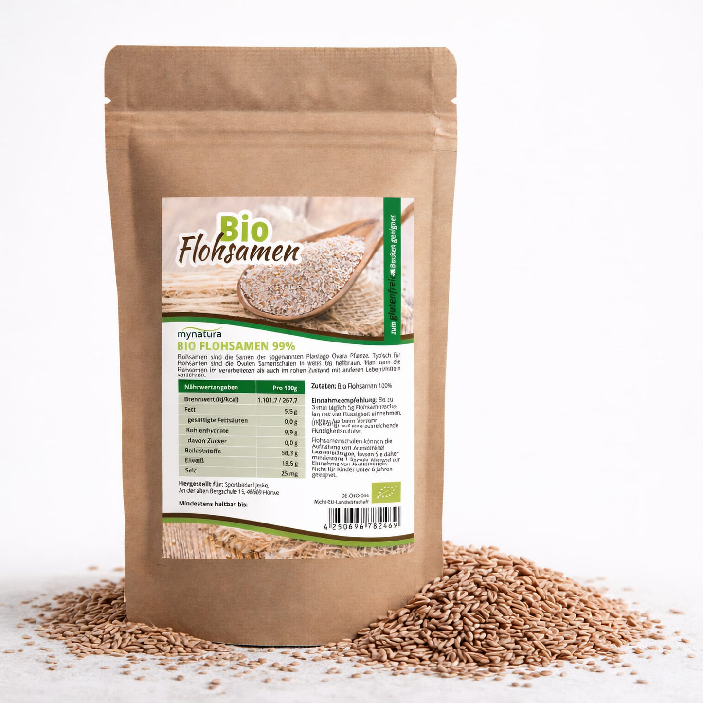 Beutel Mynatura Bio Flohsamen ganz, stehend auf weißem Untergrund, umgeben von losen Flohsamen als ballaststoffquelle und natürliche zutaten fürs müsli.