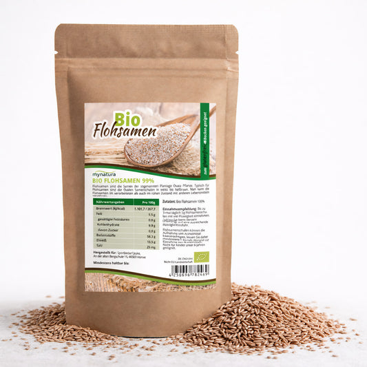 Beutel Mynatura Bio Flohsamen ganz, stehend auf weißem Untergrund, umgeben von losen Flohsamen als ballaststoffquelle und natürliche zutaten fürs müsli.