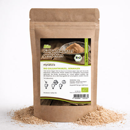 Beutel Mynatura Bio Galgantwurzel gemahlen 100g stehend, vorne Etikett sichtbar, gemahlenes Galgantpulver liegt lose um die Verpackung.