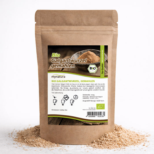 Beutel Mynatura Bio Galgantwurzel gemahlen 100g stehend, vorne Etikett sichtbar, gemahlenes Galgantpulver liegt lose um die Verpackung.