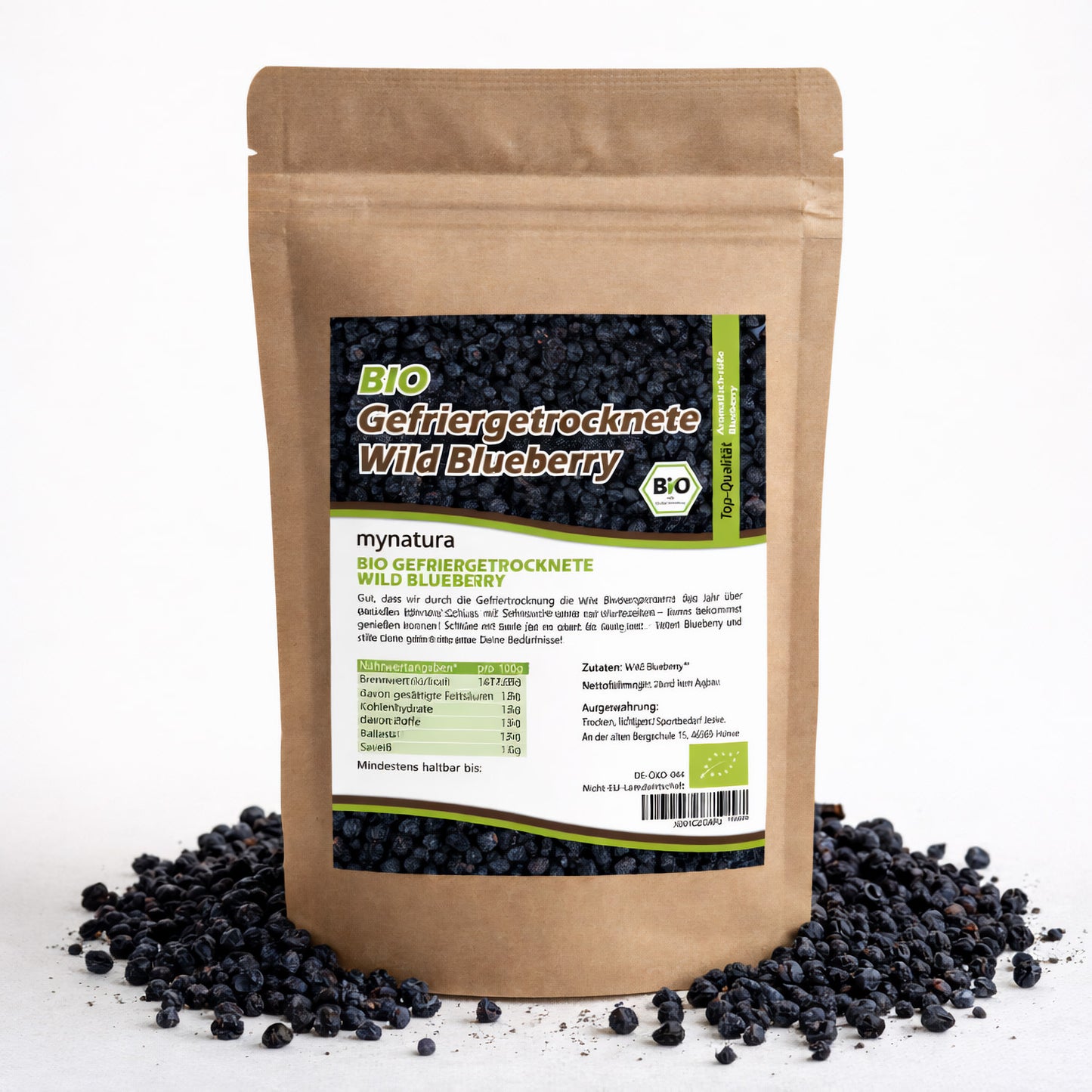 Beutel mit gefriergetrockneten wildheidelbeeren von Mynatura, 200g, stehend auf verstreuten heidelbeeren, Vorderseite mit Produktetikett sichtbar