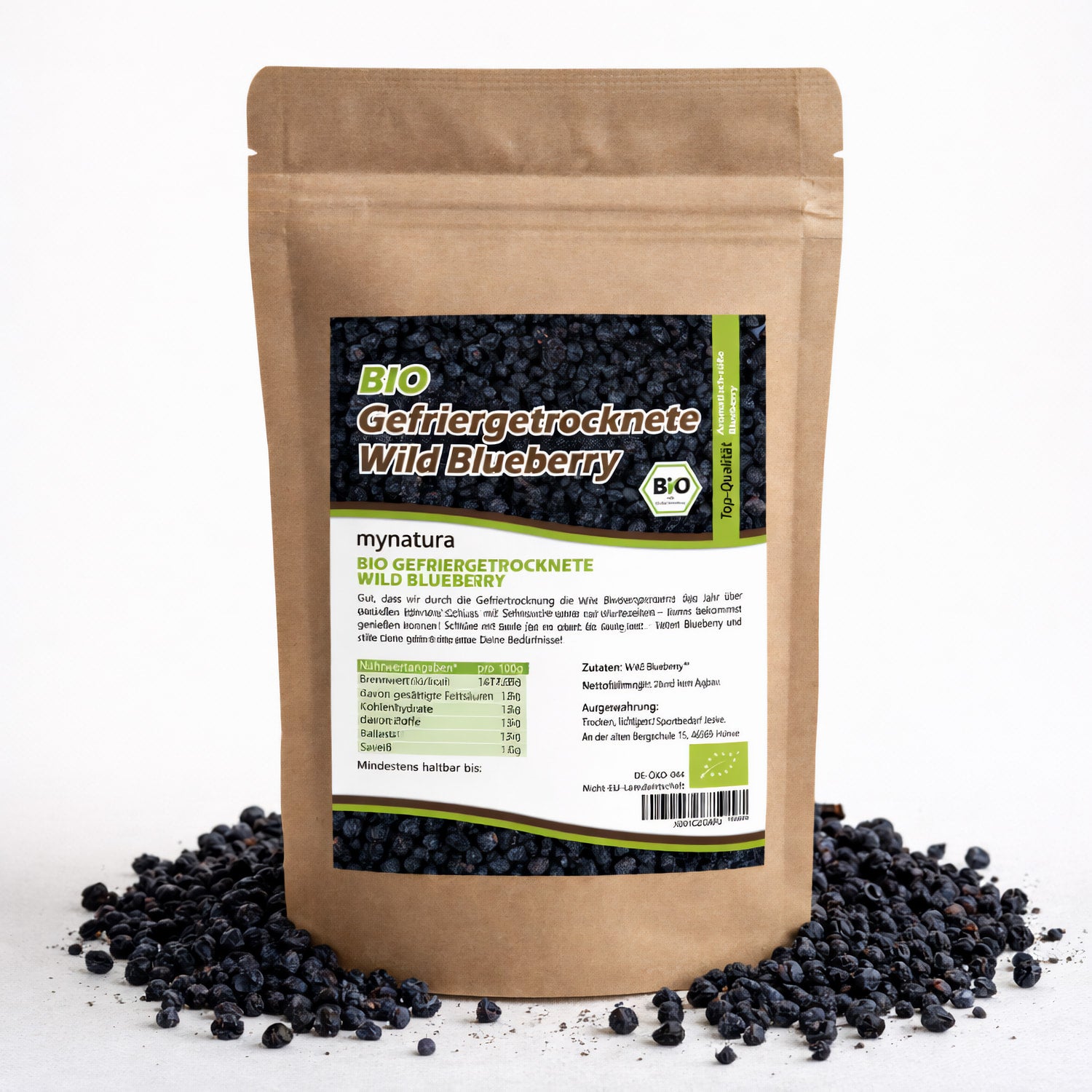 Beutel mit gefriergetrockneten wildheidelbeeren von Mynatura, 200g, stehend auf verstreuten heidelbeeren, Vorderseite mit Produktetikett sichtbar
