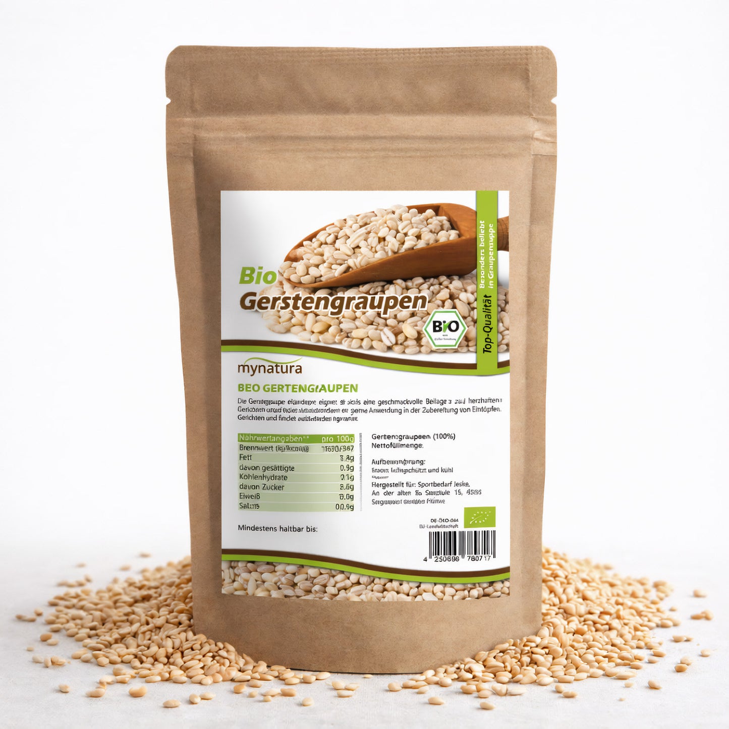 Beutel Mynatura Bio Gerstengraupen mit Sichtfenster auf das Etikett, umgeben von losen Graupen, Produkt stehend auf weißem Hintergrund.