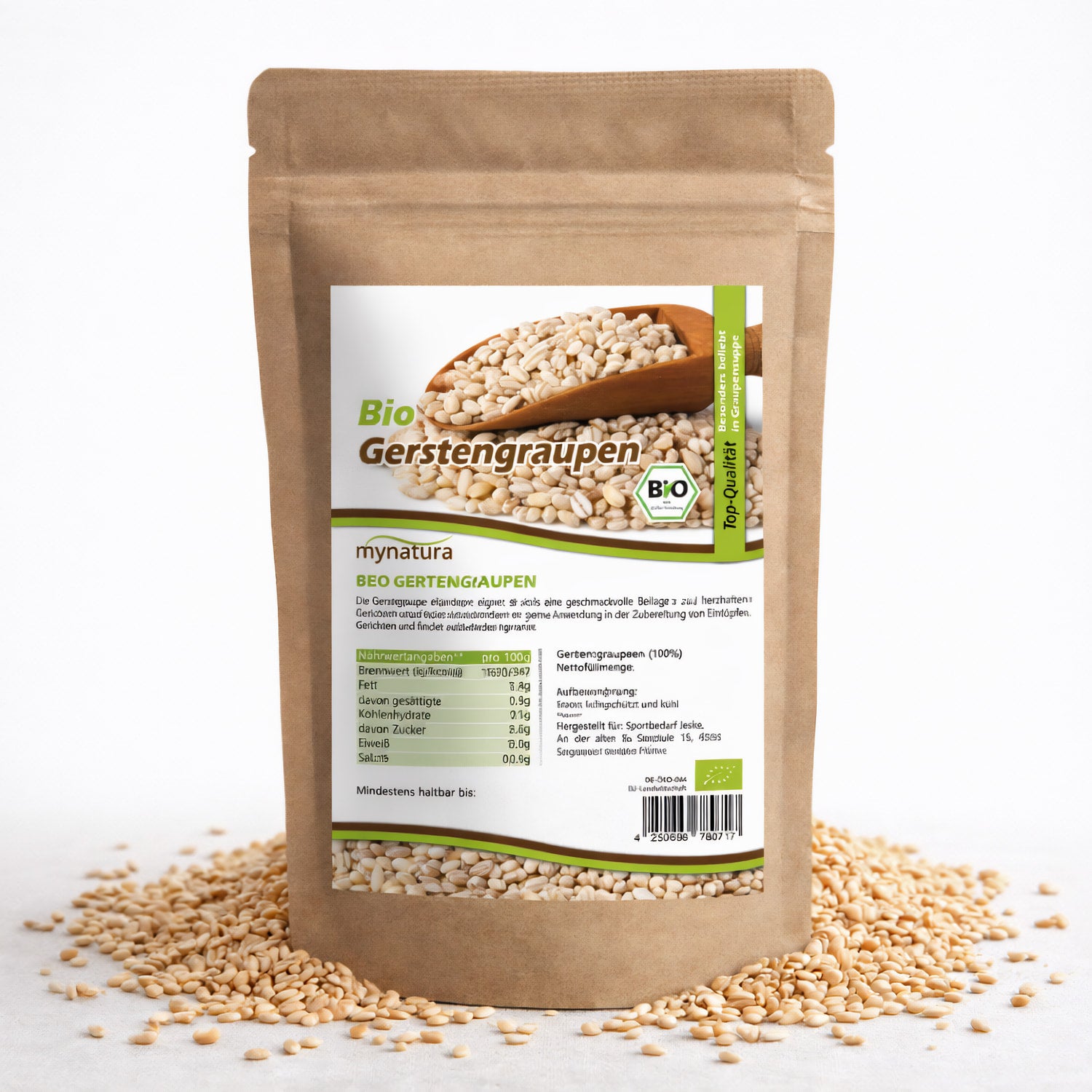 Beutel Mynatura Bio Gerstengraupen mit Sichtfenster auf das Etikett, umgeben von losen Graupen, Produkt stehend auf weißem Hintergrund.