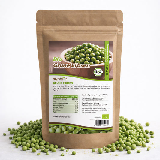 Beutel mit Mynatura grüne Bio Erbsen, umgeben von losen Erbsen auf weißem Untergrund, Vorderseite mit Produktetikett sichtbar.
