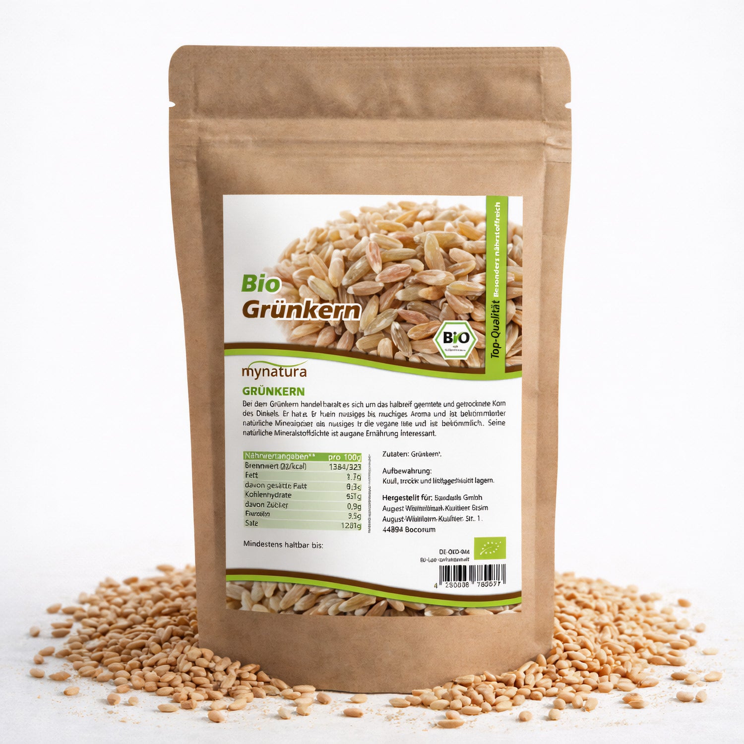 Beutel mit Bio Grünkern ganz von Mynatura, 500g, auf weißem Untergrund, umgeben von losen Getreidesaat-Körnern.