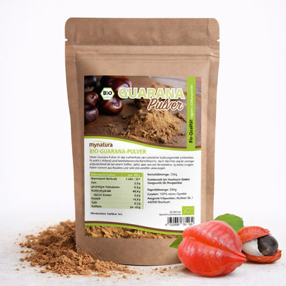 Beutel mit Bio Guarana Pulver 250g von mynatura, daneben losem Pulver und frischen Guaranasamen auf weißem Hintergrund.