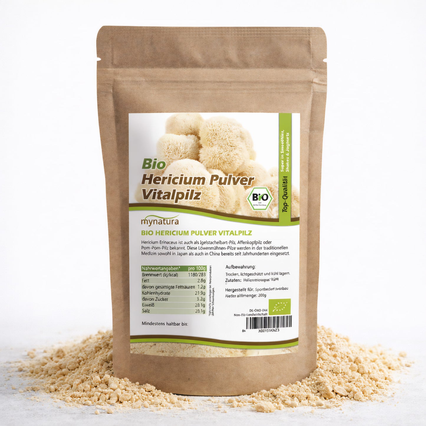 Beutel mit Etikett Bio Hericium Pulver, vitalpilze, 200g, auf weißem Hintergrund, umgeben von losem gemahlenem Pulver.