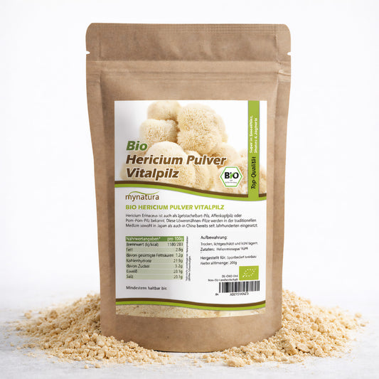 Beutel mit Etikett Bio Hericium Pulver, vitalpilze, 200g, auf weißem Hintergrund, umgeben von losem gemahlenem Pulver.