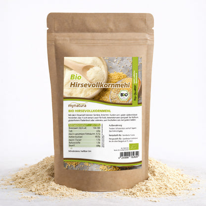 Beutel Bio Hirsemehl glutenfrei von Mynatura auf weißem Hintergrund, umgeben von verstreutem Hirsemehl, Vorderseite mit Etikett und Nährwertangaben sichtbar.