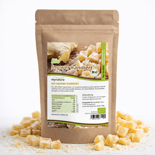 Beutel mit kandiertem Bio-Ingwer von Mynatura, umgeben von kleinen Ingwerstücke als snack, auf weißem Untergrund.