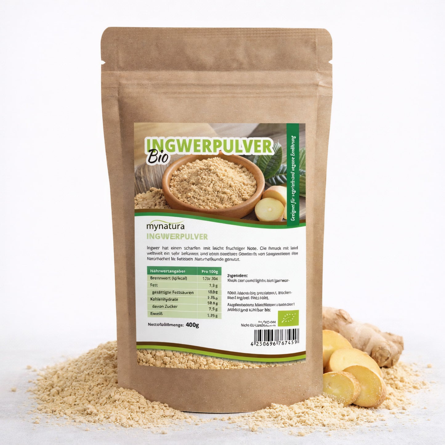 Beutel Mynatura Bio Ingwerpulver gemahlen 400g stehend, umgeben von losem ingwerpulver und frischen ingwerstücken, Vorderseite mit Etikett sichtbar.